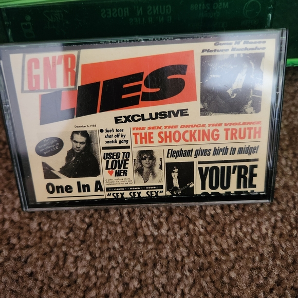 Guns N Roses Cassettes - Picture 5 of 7